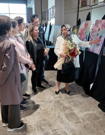 ŞEHİTKAMİLLİ HANIMLARIN ESERLERİ GÖRÜCÜYE ÇIKTI KALPTEN TUVALE YANSIMALAR SERGİSİ AÇILDI