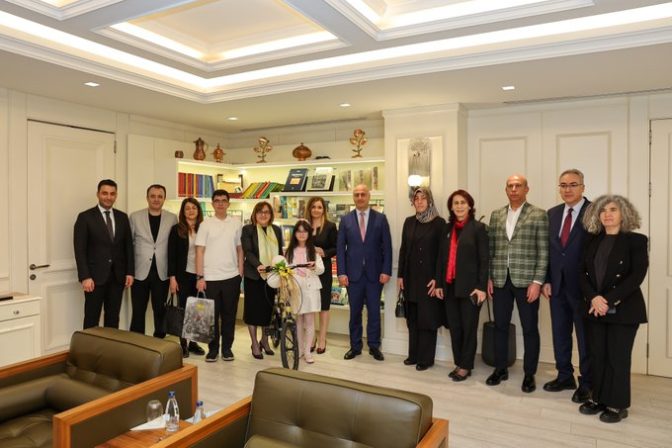 BAŞKAN ŞAHİN MAKAMINI MİNİK BEREN ÖZDEMİR’E DEVRETTİ