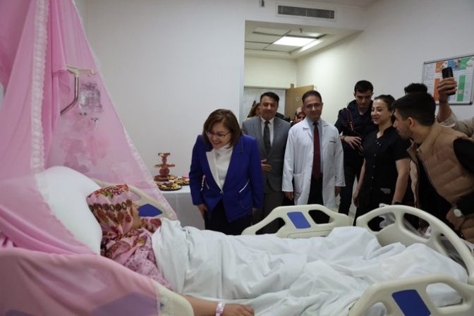 MİNİK FATMA ŞAHİN’İ İLK ZİYARET EDEN İSİM BAŞKAN FATMA ŞAHİN OLDU