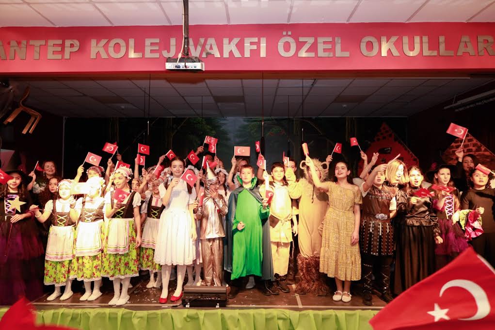 Gaziantep Kolej Vakfında Dünya Klasikleri Müzikallerle Sahneleniyor