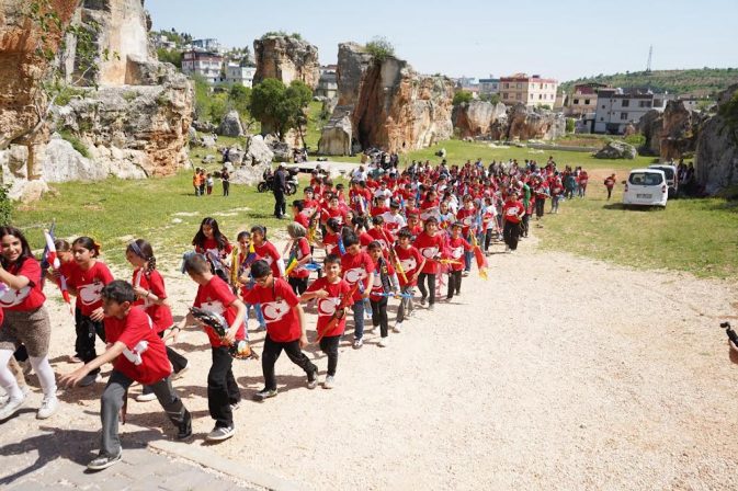 ŞEHİTKAMİL’DE 19 MAYIS COŞKUSU GÖKYÜZÜNE TAŞINDI  UÇURTMALAR DÜLÜK SEMALARINDA YÜKSELDİ