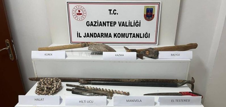 Gaziantep’te kaçak kazı yapan 2 şahsı jandarma yakaladı