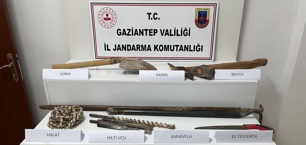 Gaziantep’te kaçak kazı yapan 2 şahsı jandarma yakaladı