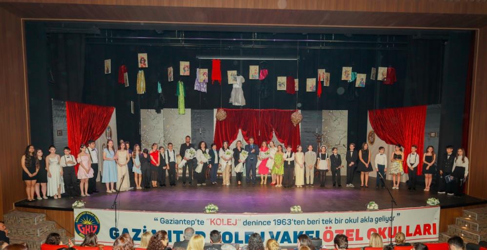 GKV’li öğrencilerden dev prodüksiyon: “Lüküs Hayat” ayakta alkışlandı