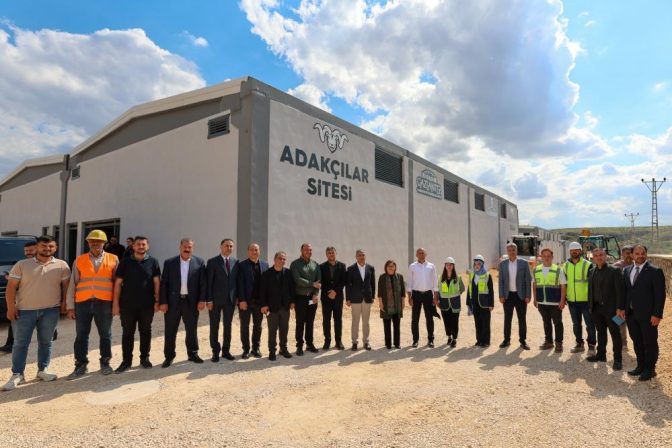 Başkan Şahin, Gazi Konut tarafından yapılan yeni Adakçılar Sitesi’ni inceledi