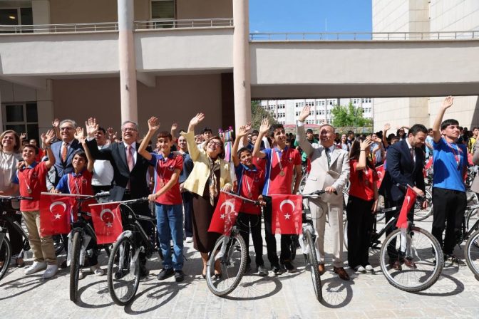 Büyükşehir’den “2024-2025 Sezonu Okul Sporları Enleri” programı