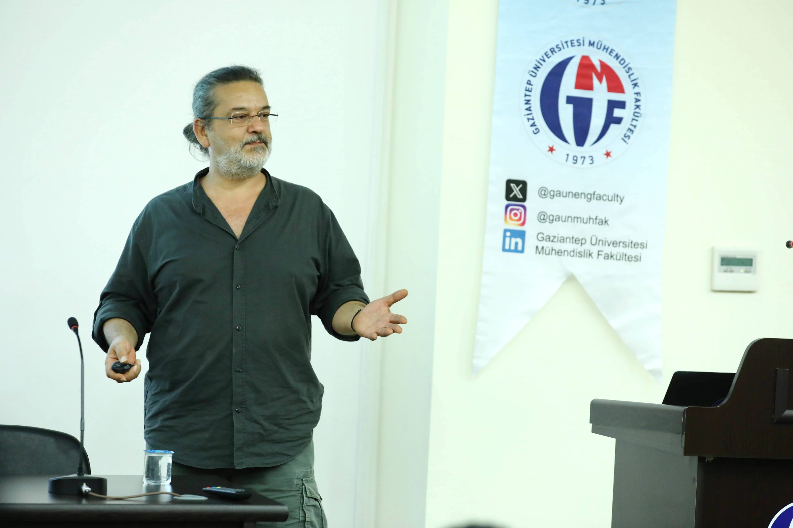 GAÜN’DE ”KÜÇÜĞÜ ARAMAK, EVRENİ KAVRAMAK” SEMİNERİ DÜZENLENDİ