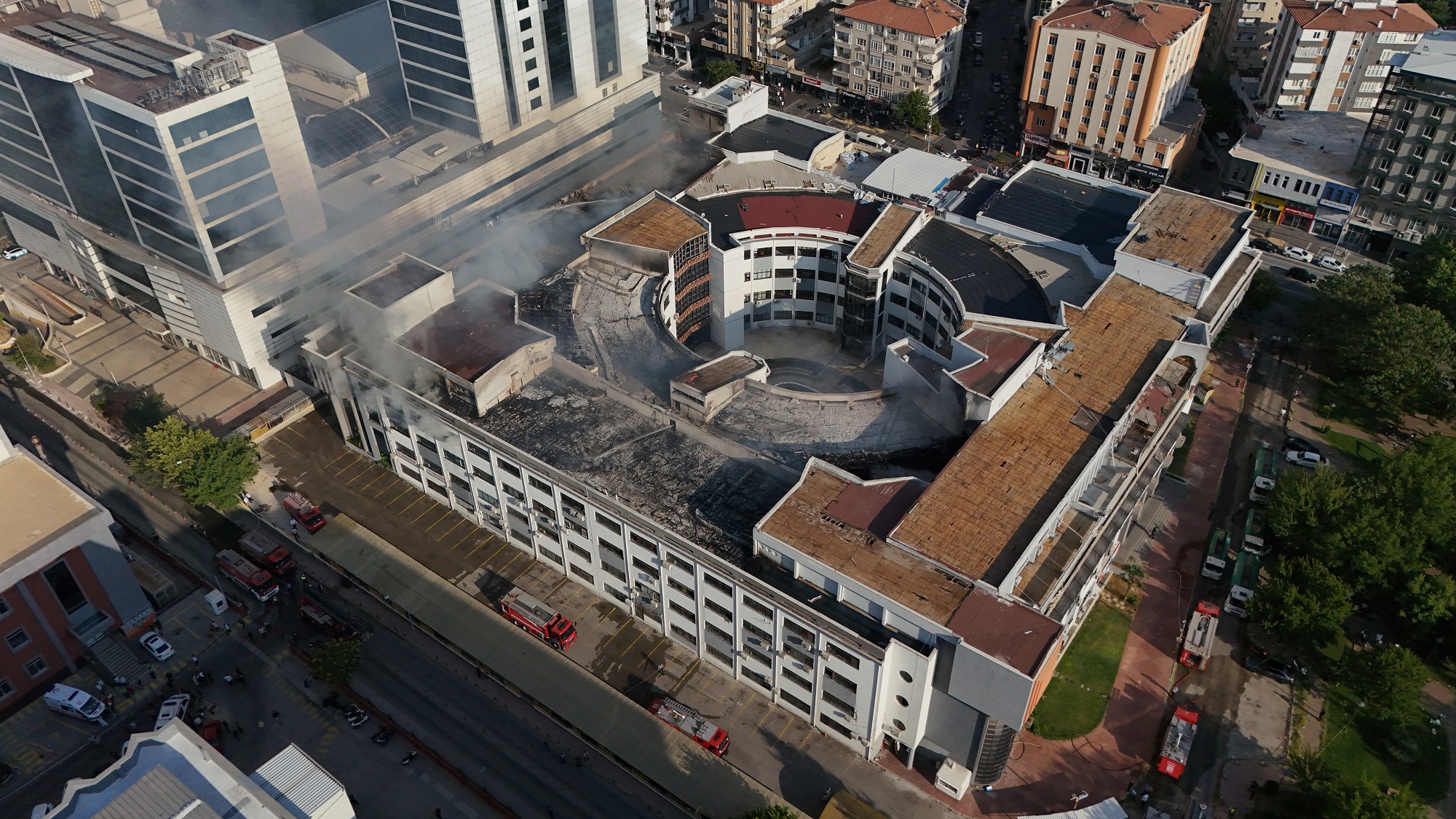 GAZİANTEP BÜYÜKŞEHİR İTFAİYESİ, İŞ MERKEZİNDE ÇIKAN YANGINI KONTROL ALTINA ALDI