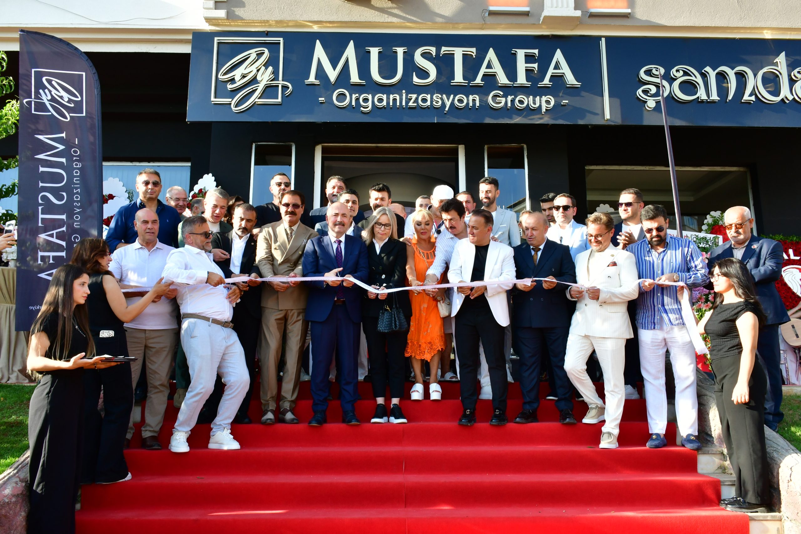 GAZİANTEP’TE YILDIZLAR GEÇİDİ