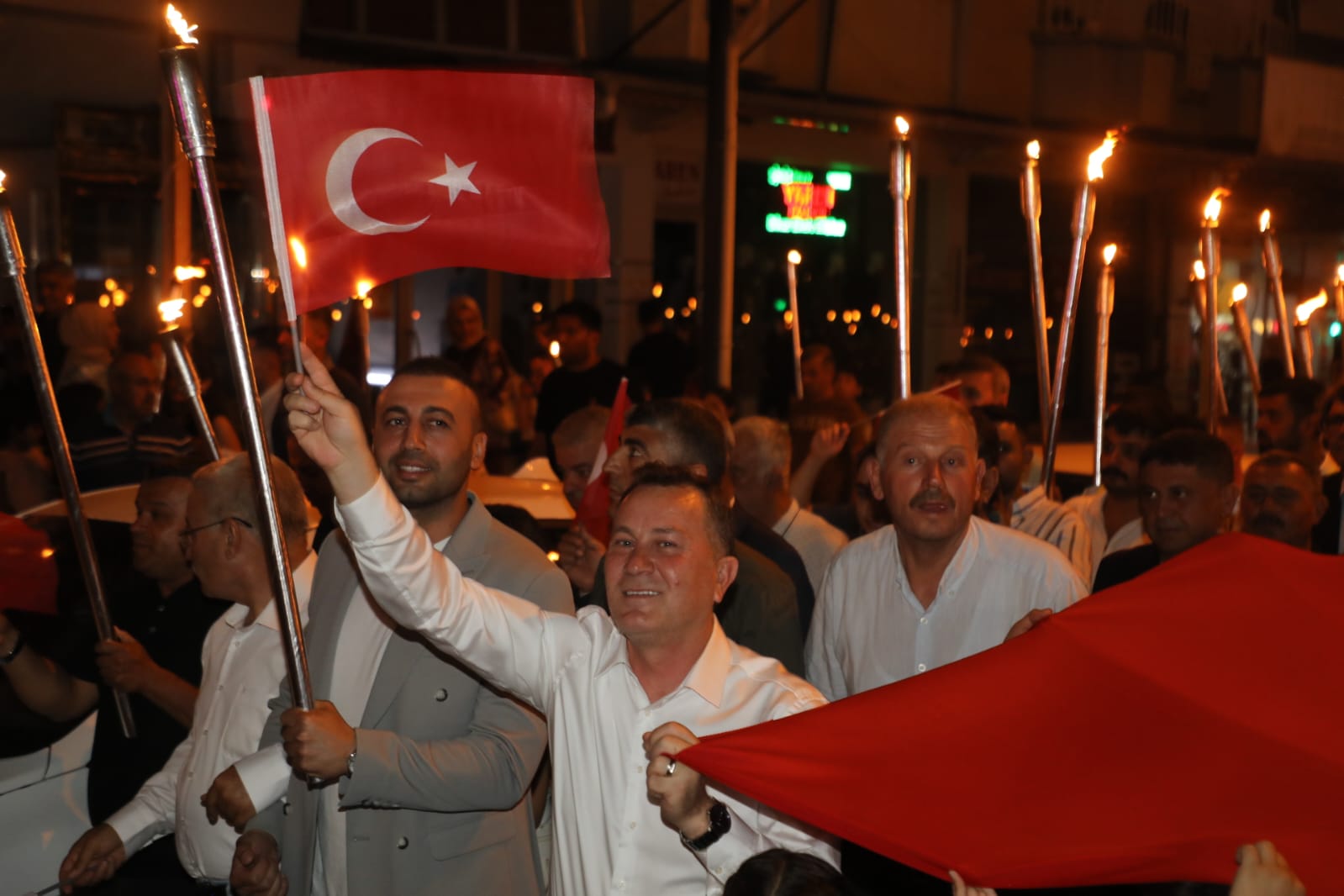Nizip’ten 20 bin ışık yükseldi