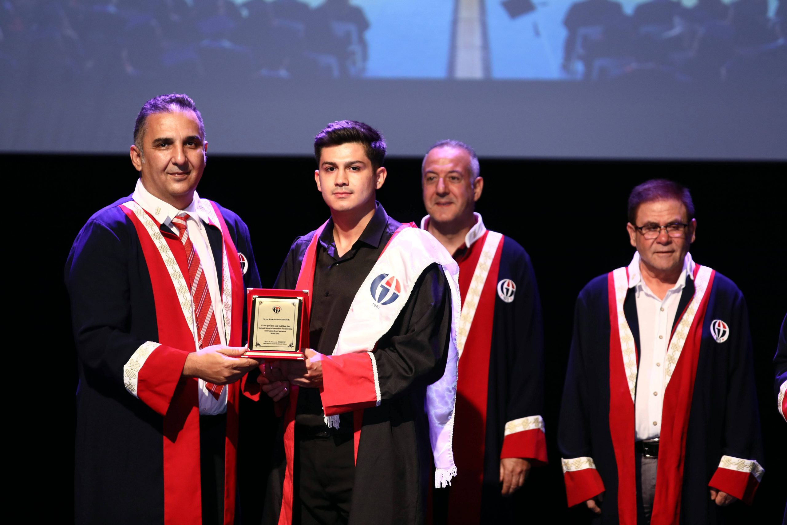 GAÜN TEKNİK BİLİMLER MESLEK YÜKSEKOKULU’NDA MEZUNİYET SEVİNCİ