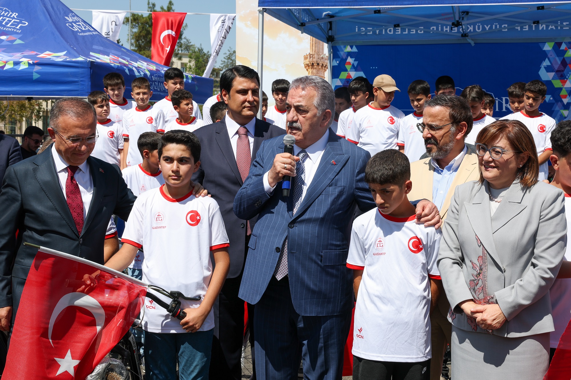CAMİNİ BUL TAKIMINI KUR” FUTBOL TURNUVASINA KATILAN TÜM ÖĞRENCİLERE BİSİKLET HEDİYE EDİLDİ