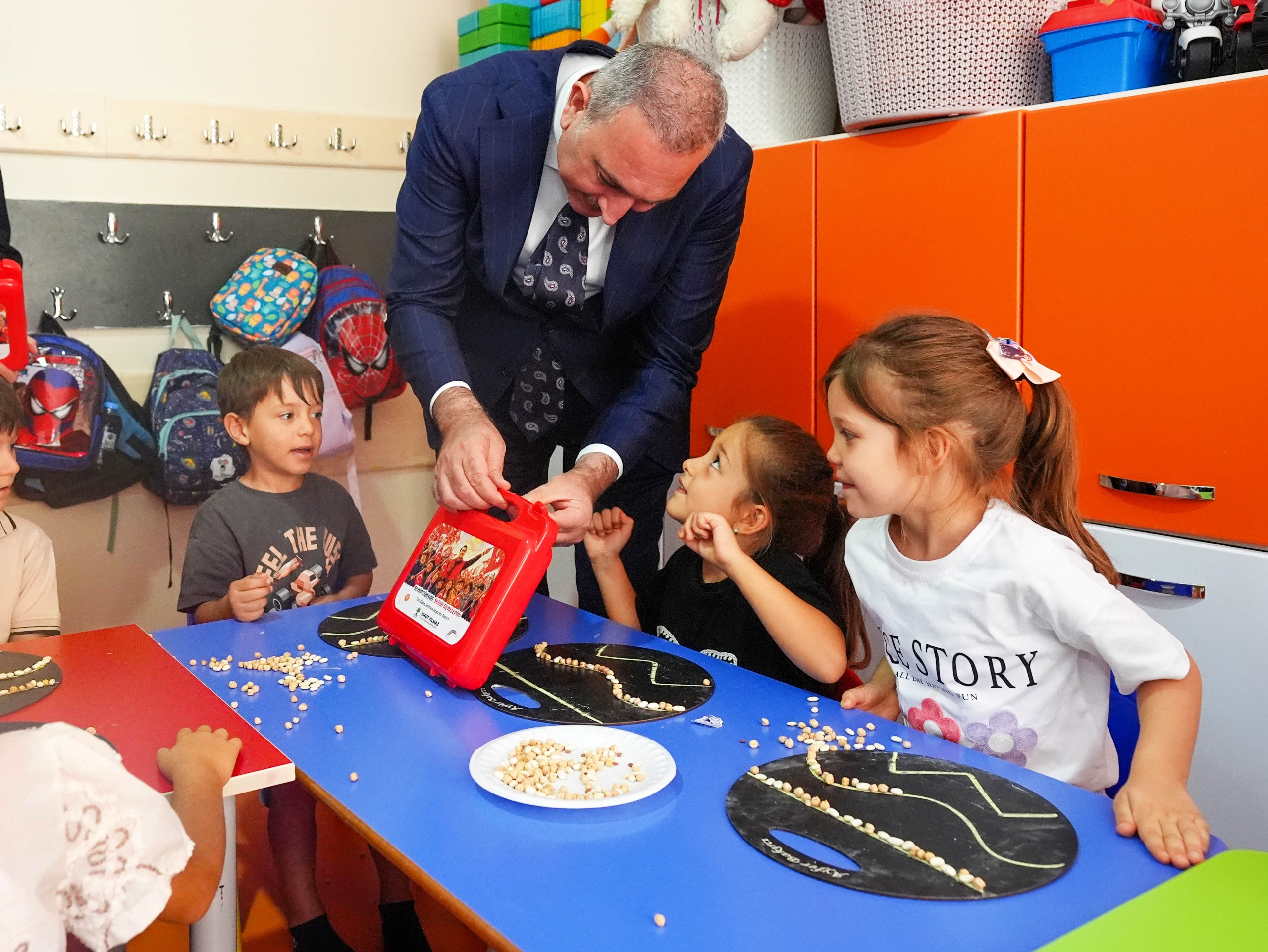 YILMAZ VE GÜL ÇOCUKLARA KIRTASİYE VE BOYAMA SETİ VERDİ