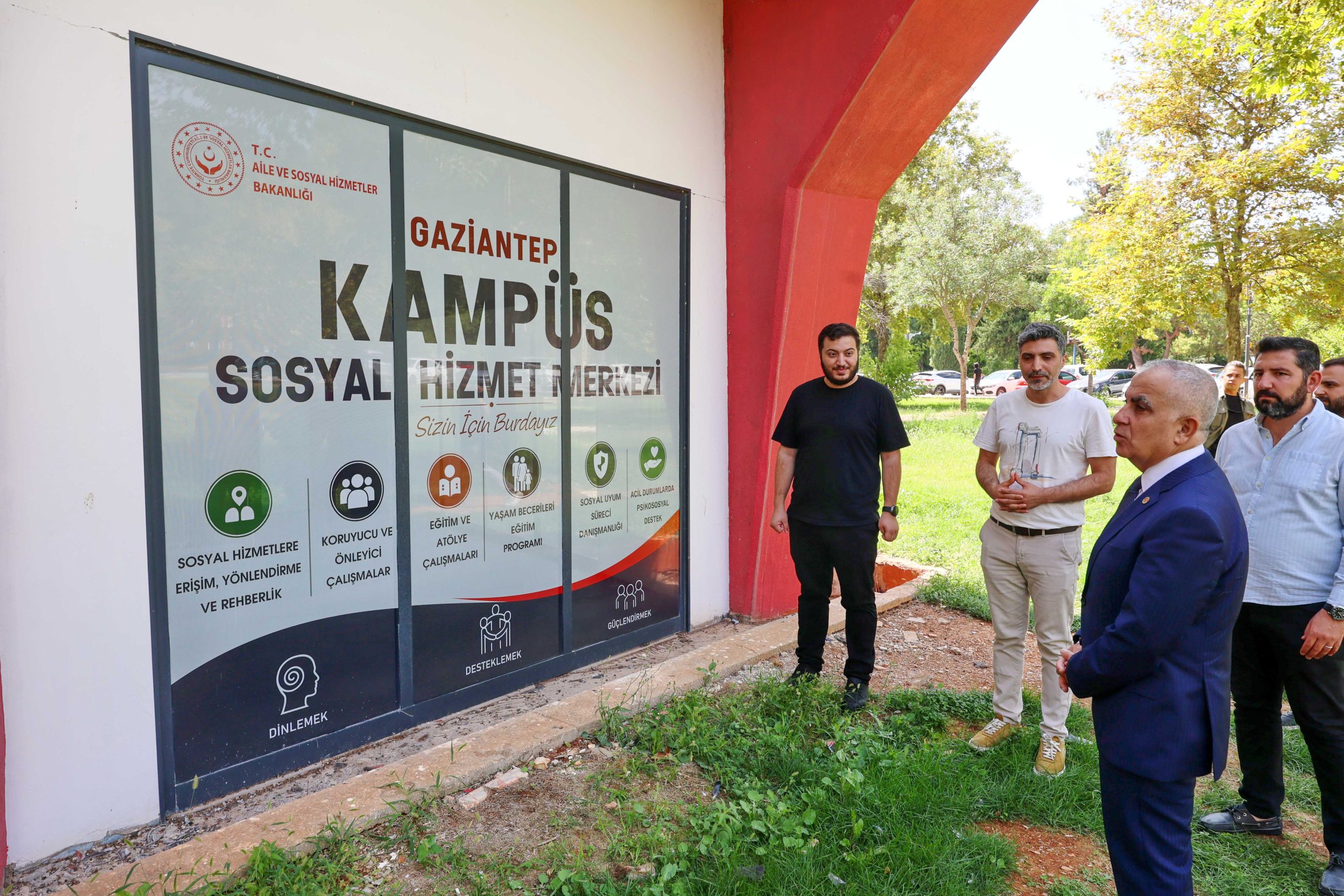 REKTÖR DOĞAN KAMPÜSTEKİ HİZMET MERKEZLERİNİ İNCELEDİ