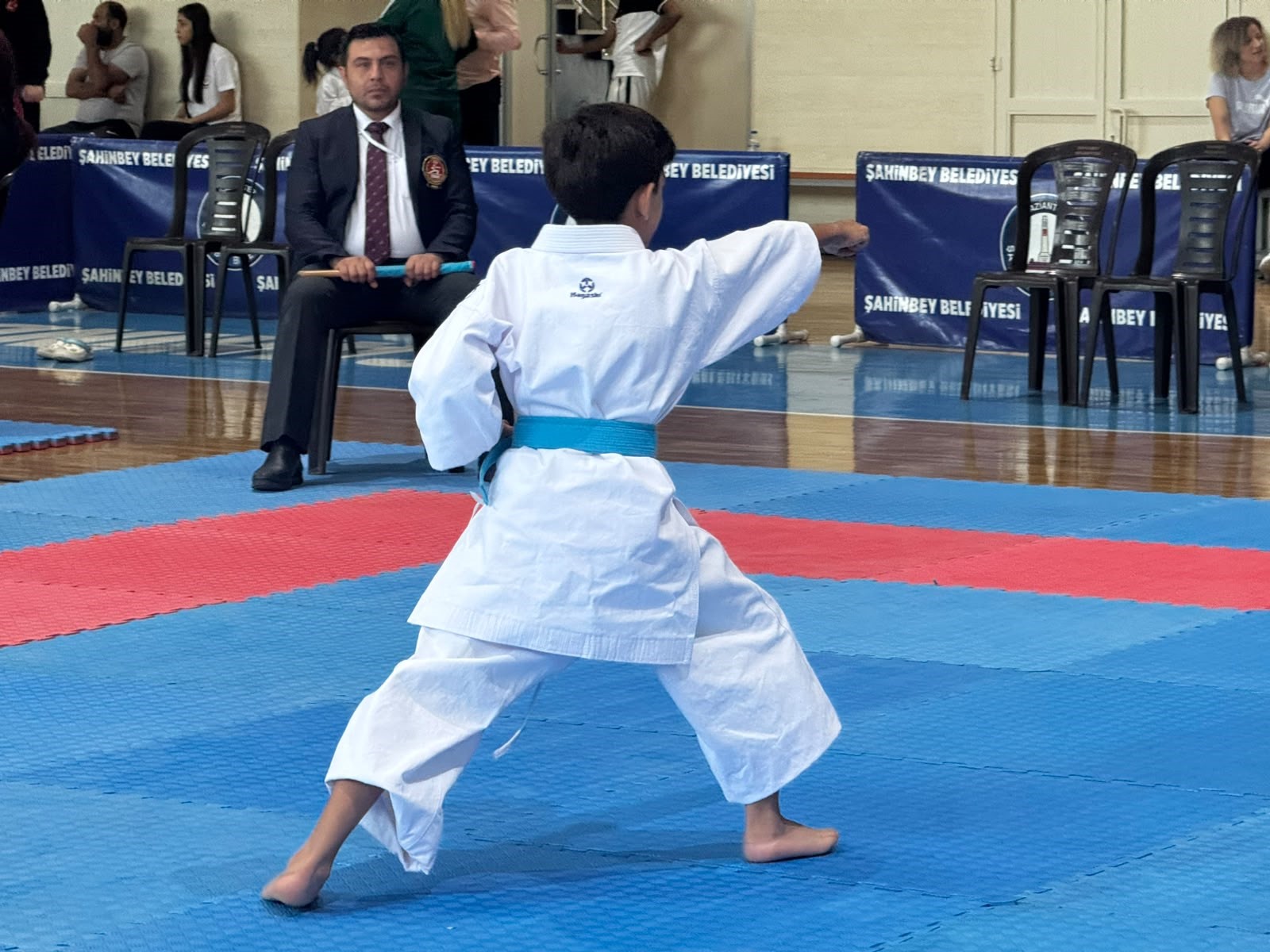 ŞAHİNBEY’DE 600 KARATECİ MADALYA İÇİN TATAMİYE ÇIKTI