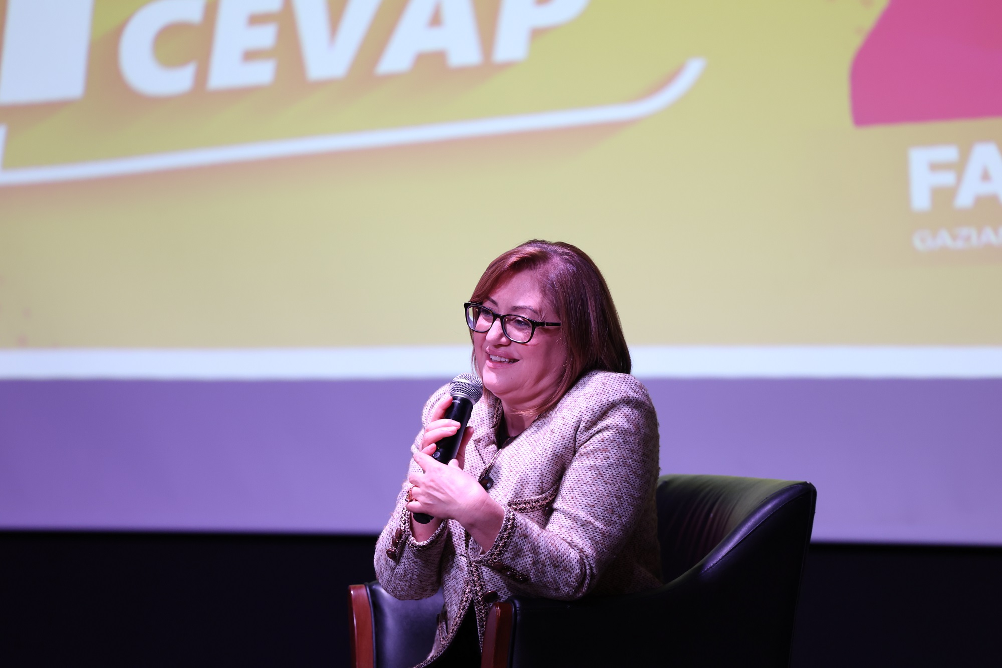 BAŞKAN ŞAHİN, “BİR DAKİKA, BİR MERAK, BİR CEVAP” PROGRAMINDA GENÇLERLE BULUŞTU