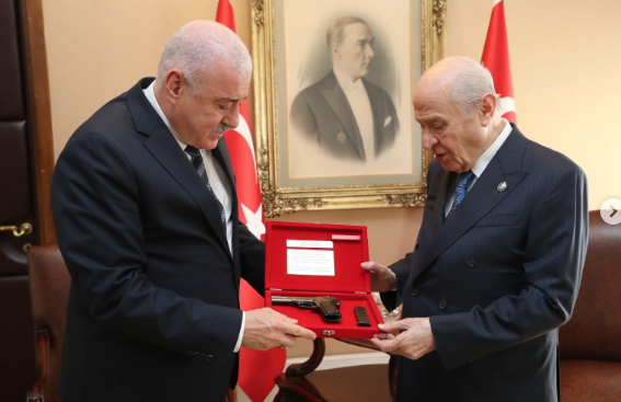 Sermet Atay’dan Bahçeli’ye tarihi hediye