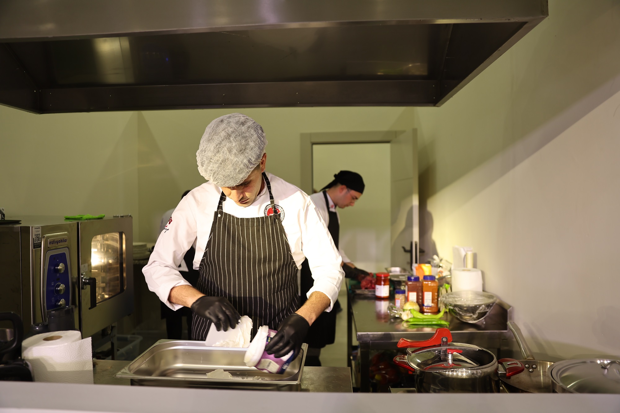 GASTROANTEP’TE ÜNİVERSİTELİ ŞEFLER YEREL LEZZETLER İÇİN YARIŞTI