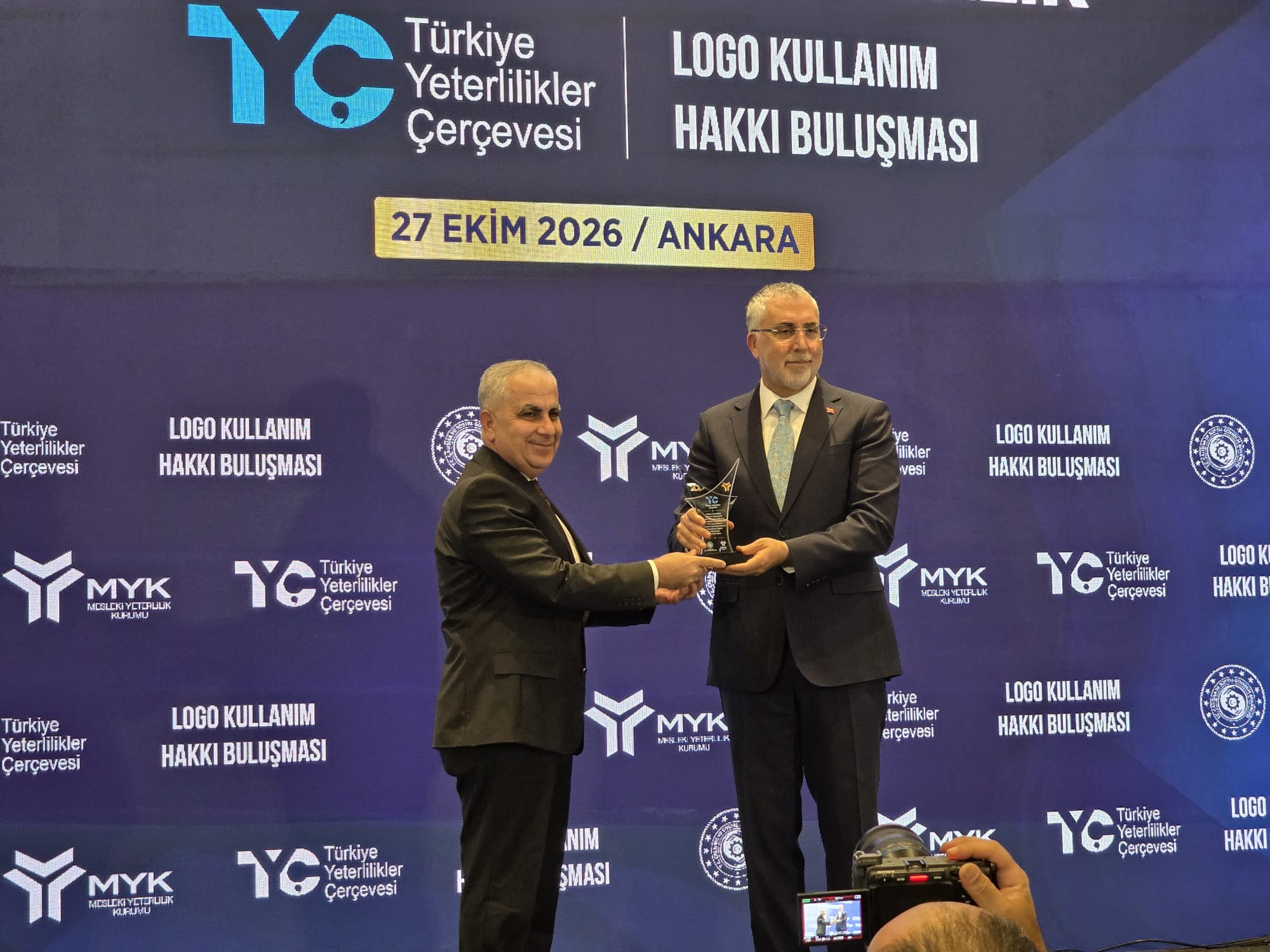 GAÜN, 33 TYÇ LOGOLU PROGRAMIYLA TÜRKİYE’DE İLK 20’DE: BAKAN IŞIKHAN’DAN REKTÖR DOĞAN’A PLAKET