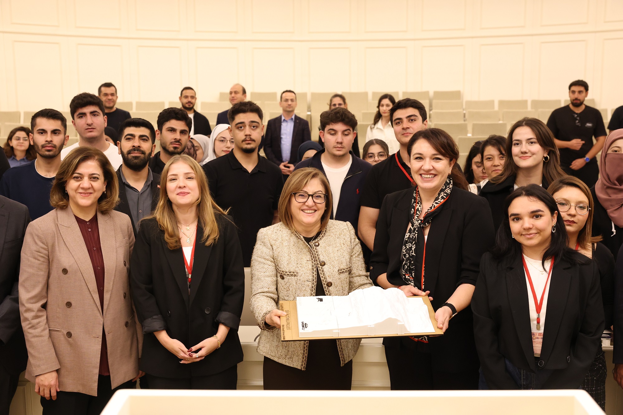 DÜLÜK TÜNELİ VE KÜLTÜR VE KONGRE MERKEZİ’Nİ İNCELEYEN MİMAR ADAYLARI, BAŞKAN ŞAHİN’LE BULUŞTU