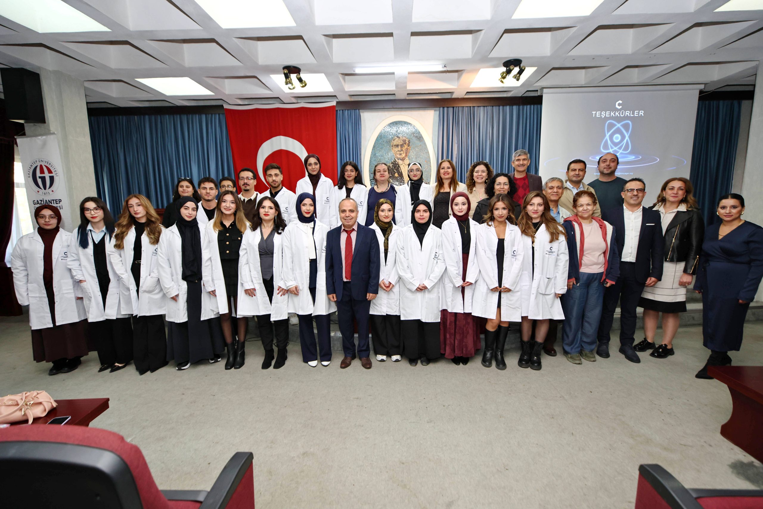 GAÜN KİMYA BÖLÜMÜNDE İLK KEZ BEYAZ ÖNLÜK GİYME TÖRENİ DÜZENLENDİ