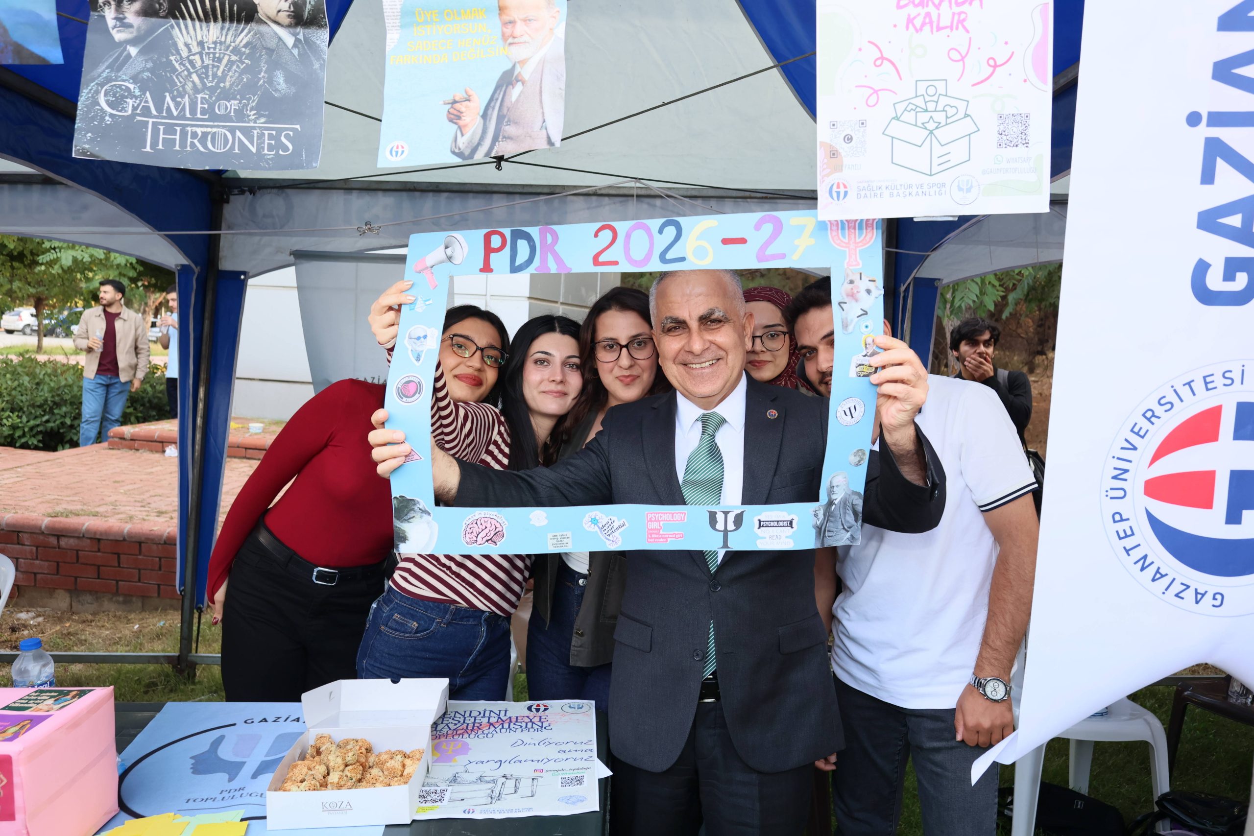 REKTÖR DOĞAN, ÖĞRENCİ TOPLULUKLARININ TANITIM STANTLARINI ZİYARET ETTİ