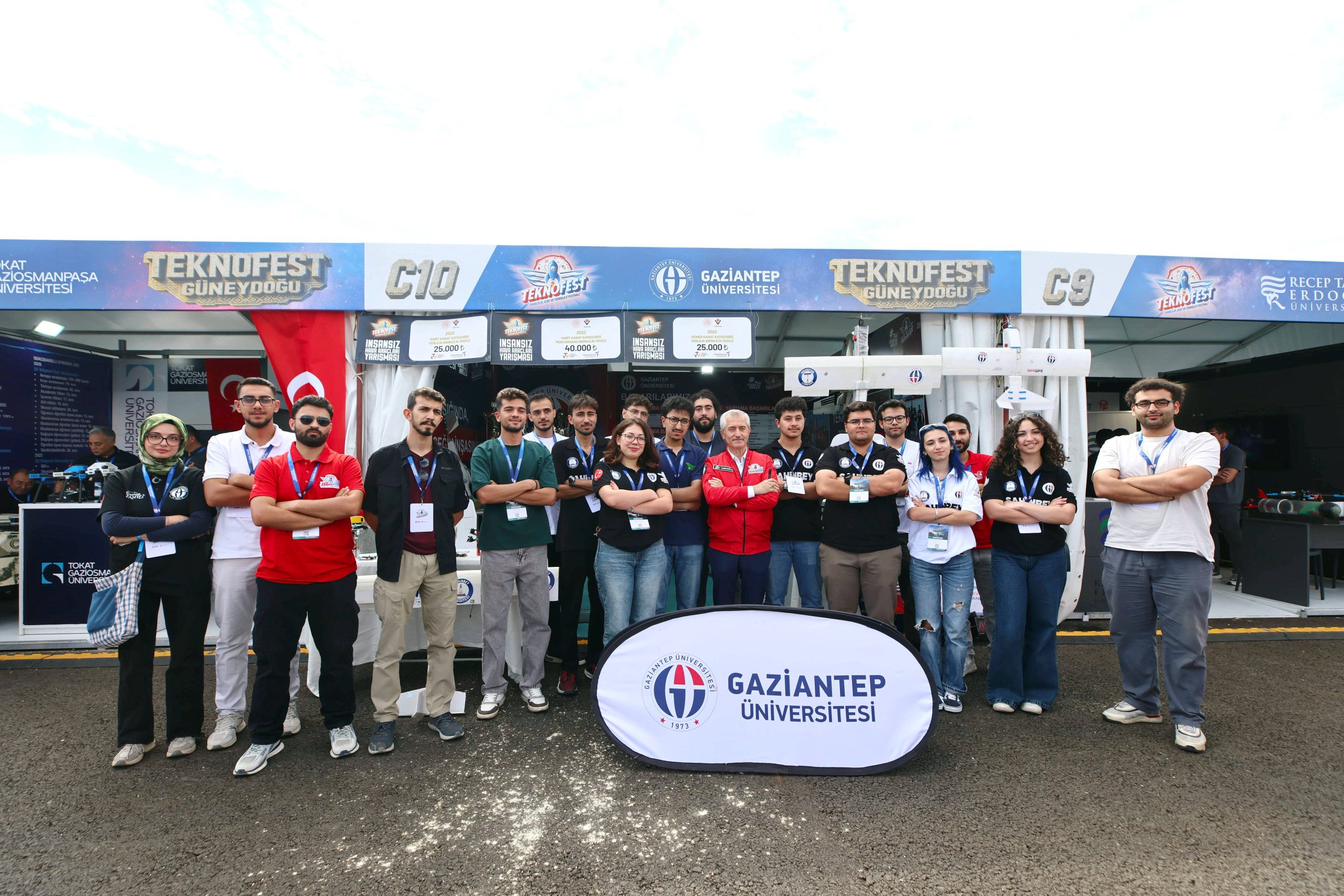 TAHMAZOĞLU’NDAN TEKNOFEST’TEKİ GAÜN STANDINA ZİYARET
