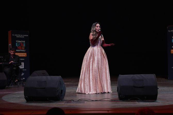 SOPRANO CEYLAN MİRA BALCI, ANADOLU’NUN KADİM EZGİLERİNİ GAZİANTEP’TE YANKILATTI