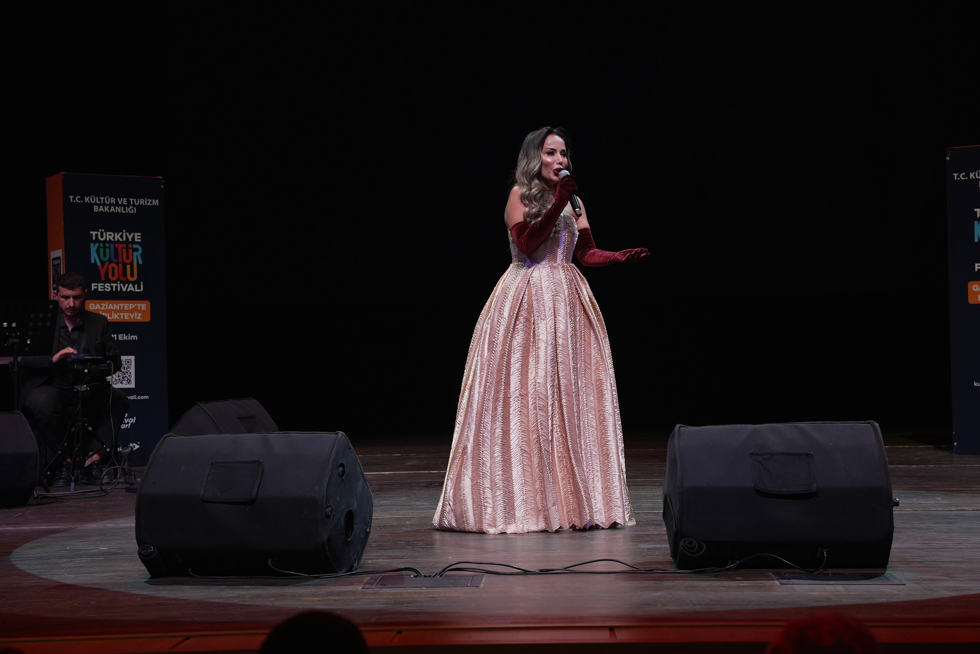 SOPRANO CEYLAN MİRA BALCI, ANADOLU’NUN KADİM EZGİLERİNİ GAZİANTEP’TE YANKILATTI